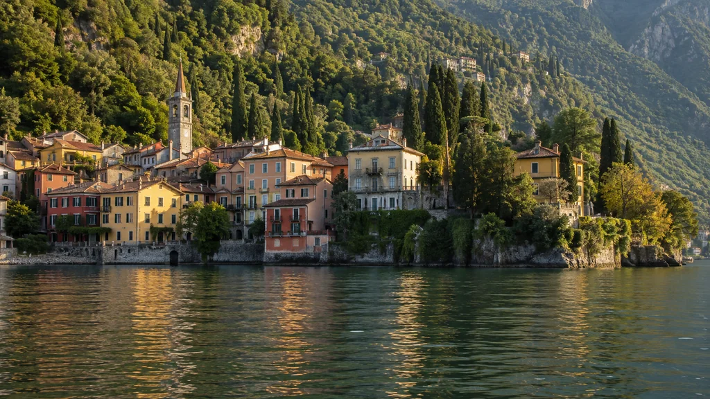 Paese e riva sul versante orientale del lago